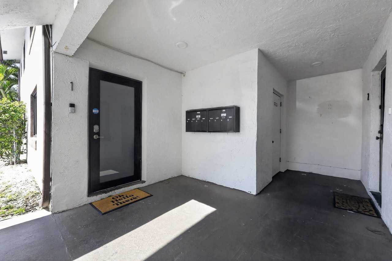 200 Nw 25th St #1-8 - Photo 6 of 22