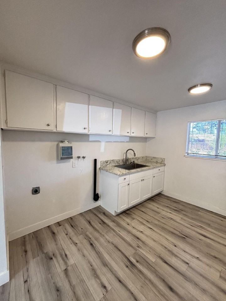 1043 Alamos Ave - Photo 4 of 4