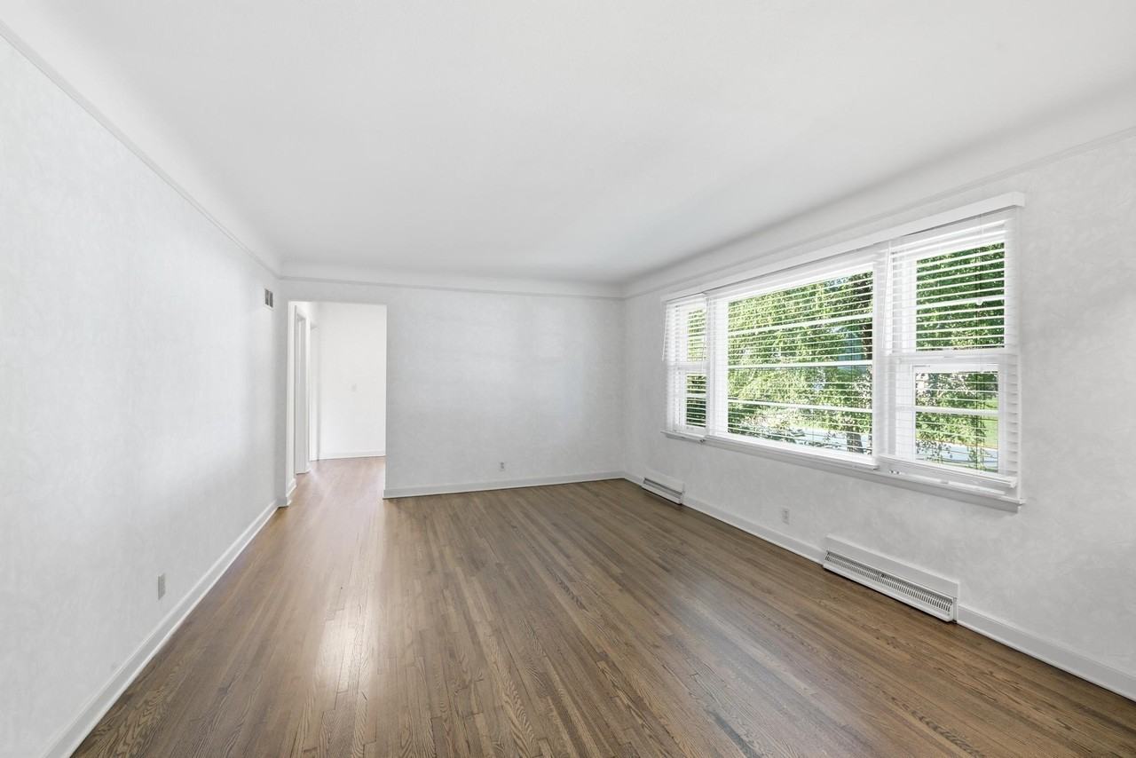 6208 Hillside Rd - Photo 4 of 31