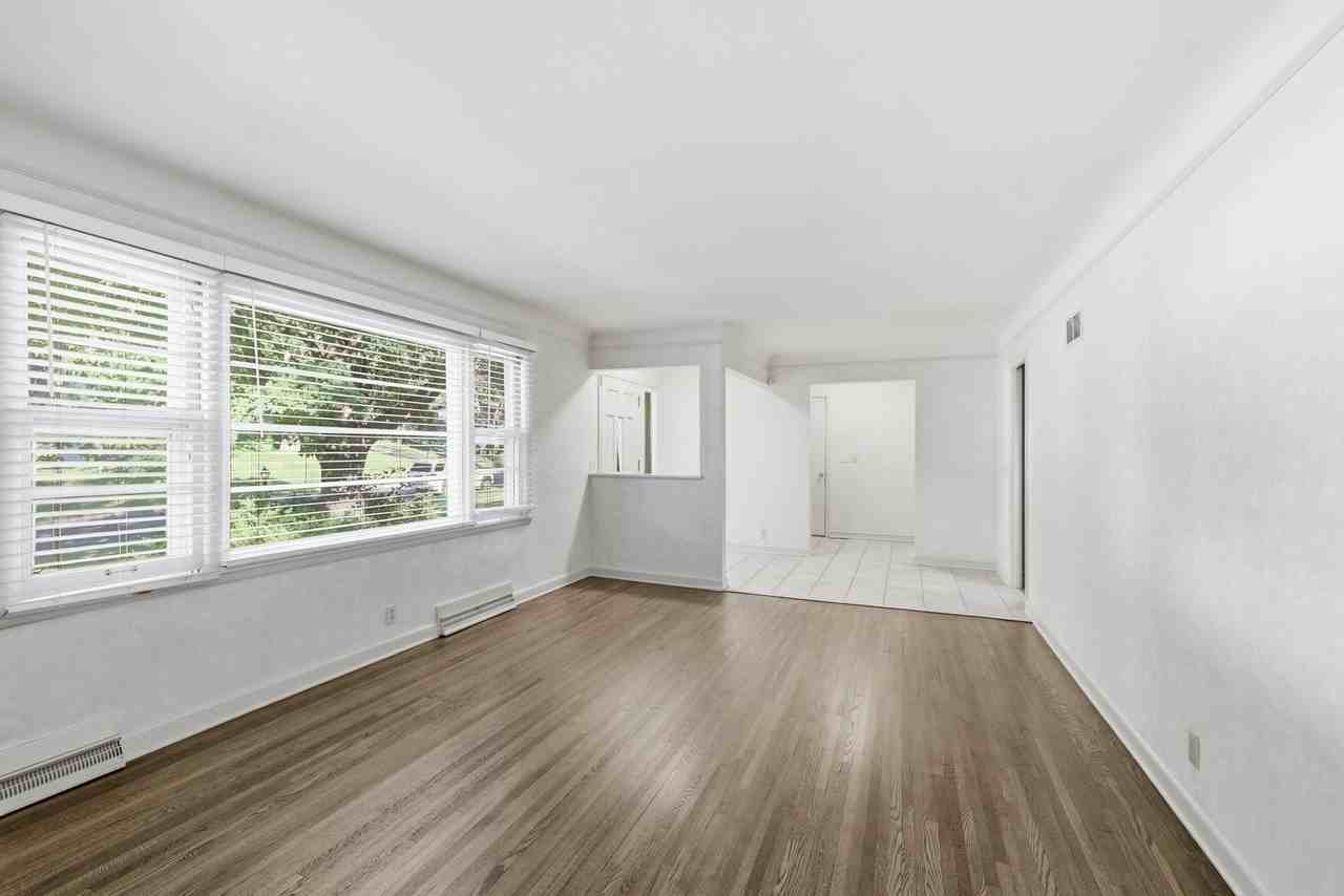 6208 Hillside Rd - Photo 5 of 31