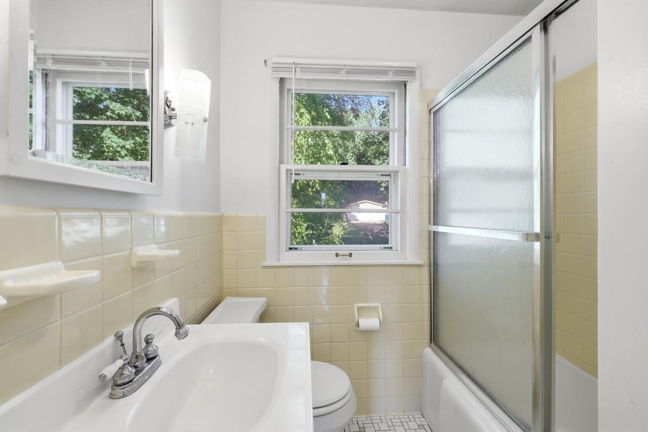 6208 Hillside Rd - Photo 7 of 31