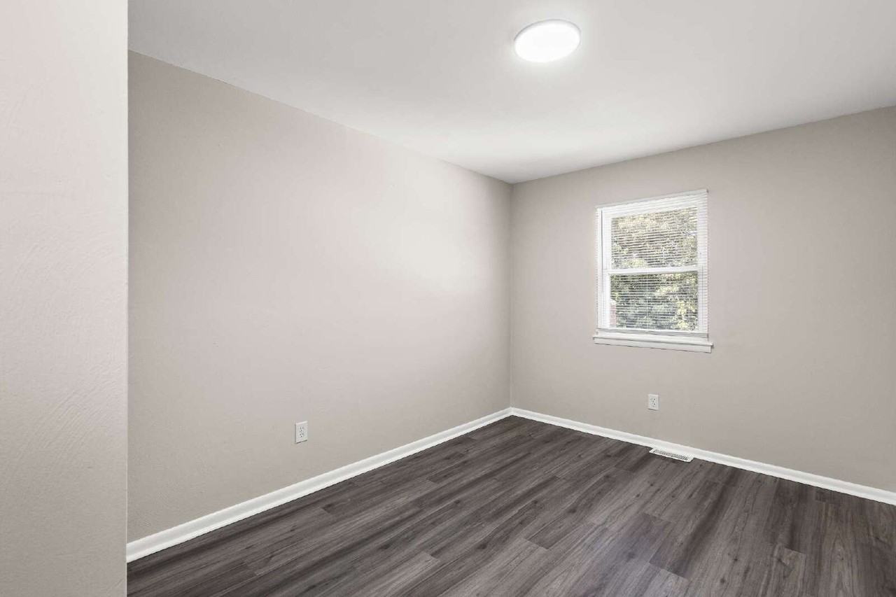 139 Bristol Ave - Photo 2 of 10