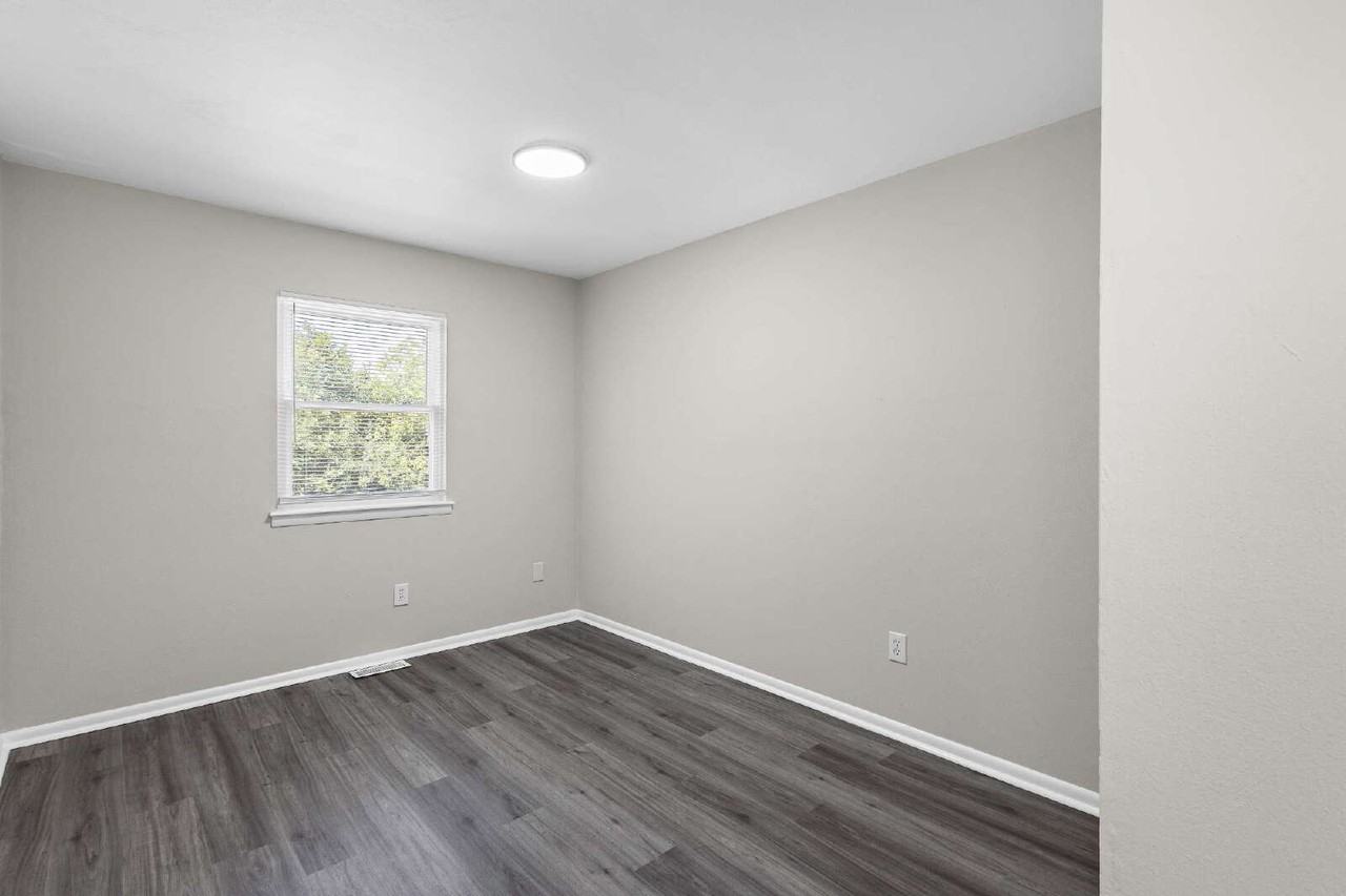 139 Bristol Ave - Photo 3 of 10