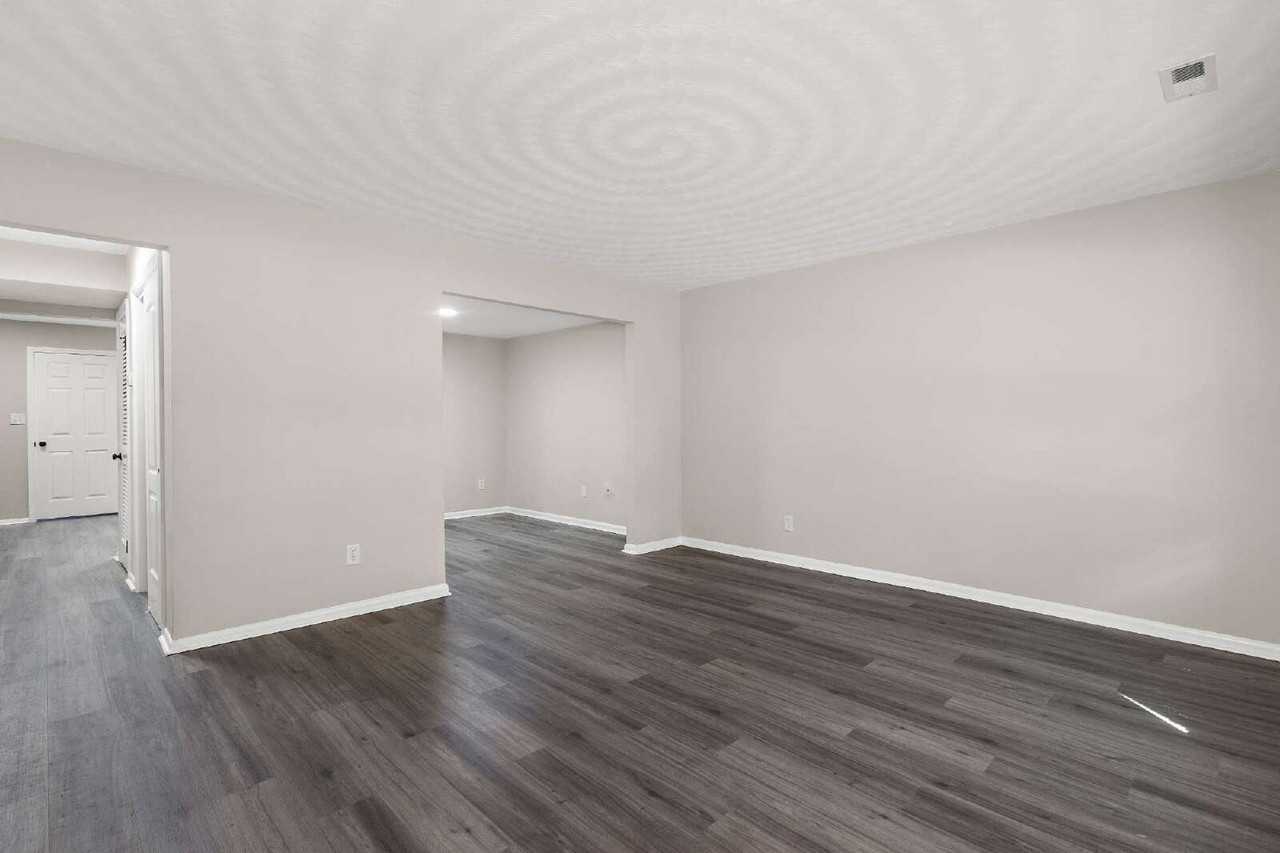 139 Bristol Ave - Photo 4 of 10