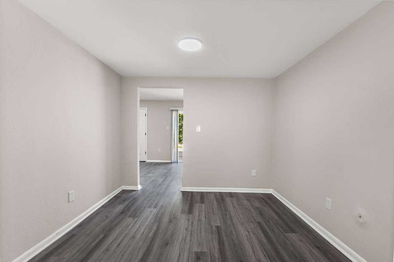 139 Bristol Ave - Photo 5 of 10