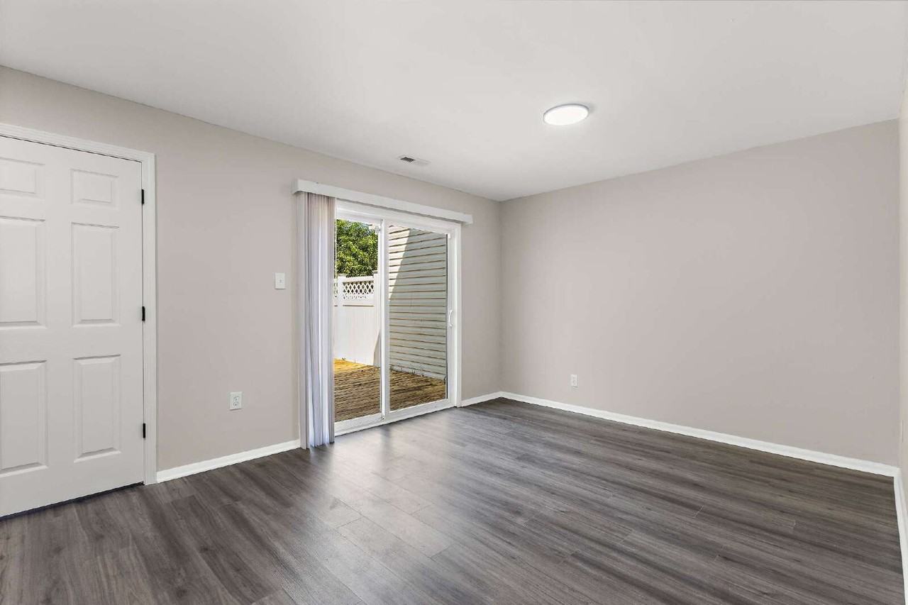 139 Bristol Ave - Photo 6 of 10