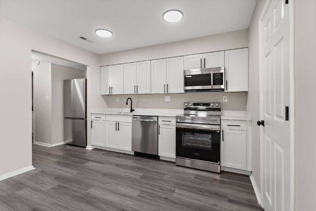 139 Bristol Ave - Photo 7 of 10