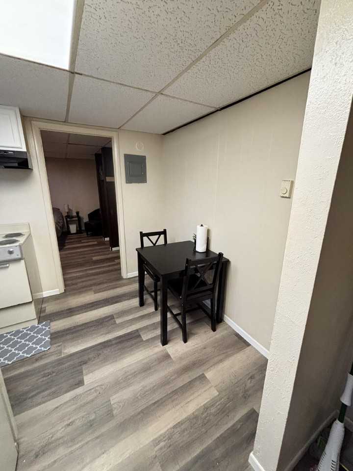380 S Wagon Wheel Dr - Photo 3 of 5