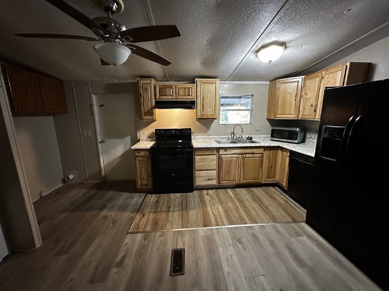 881 Greenhead Rd - Photo 5 of 15