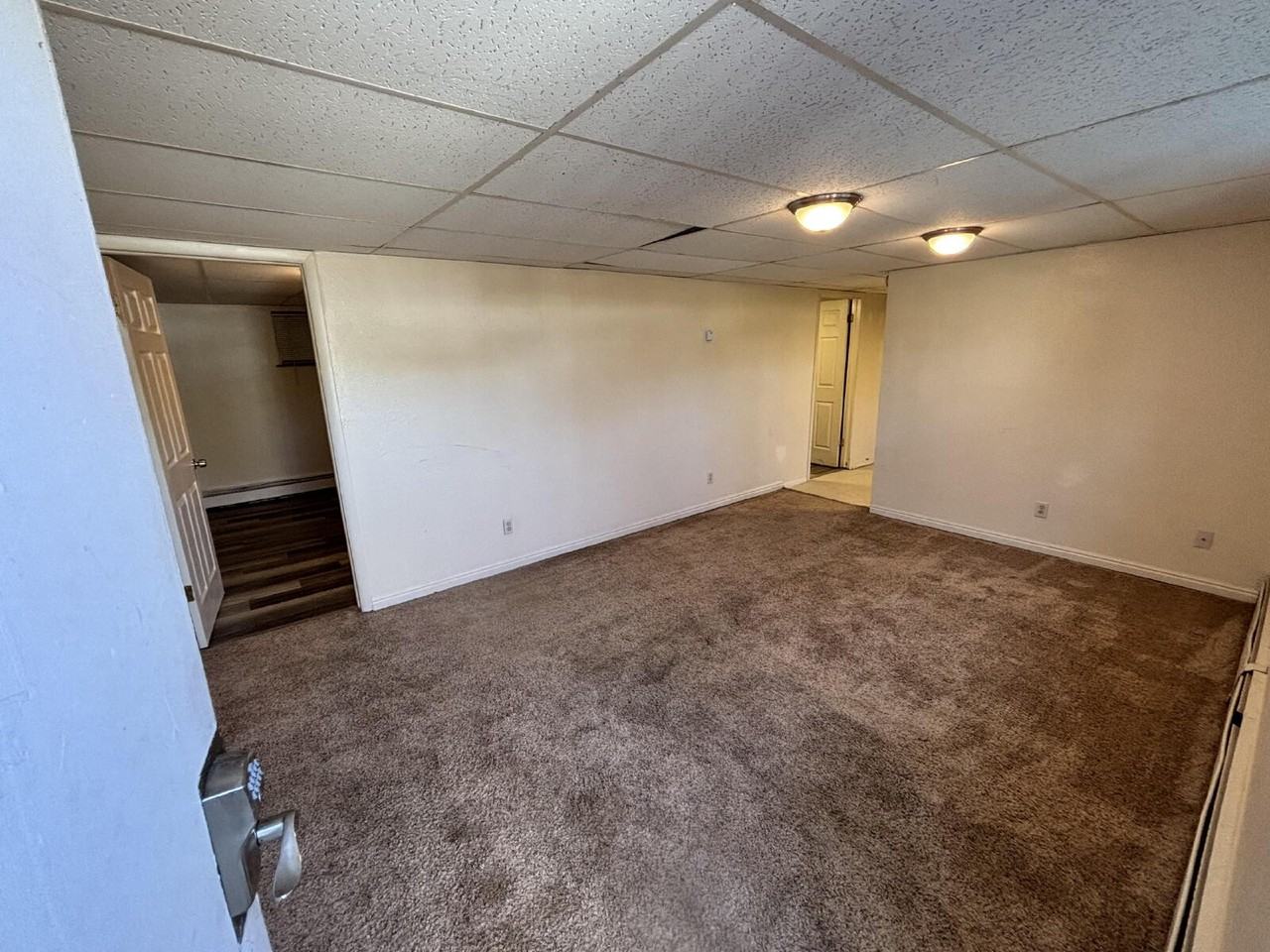 370 S Wagon Wheel Dr - Photo 2 of 9