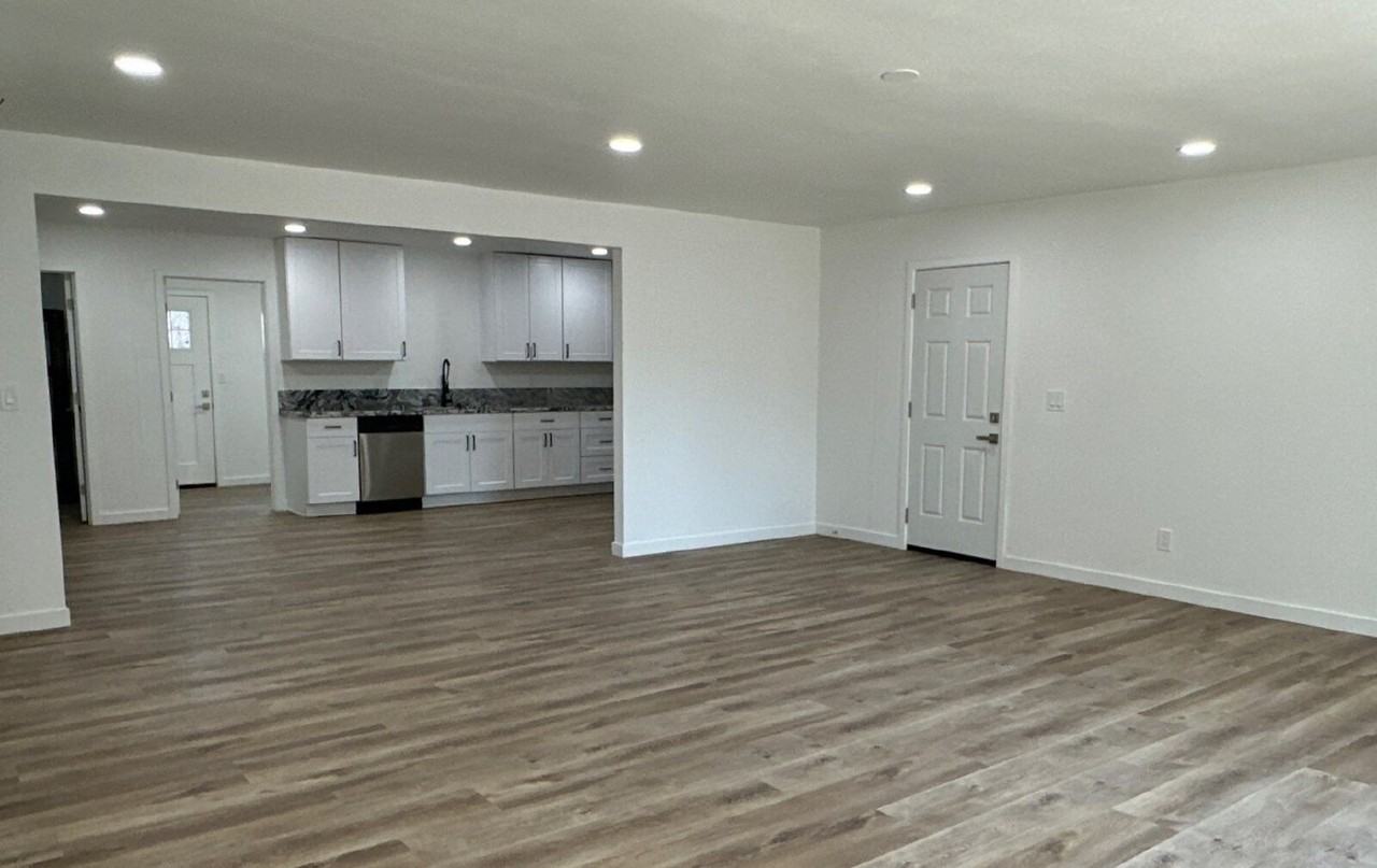 422 Zenon Way - Photo 3 of 31