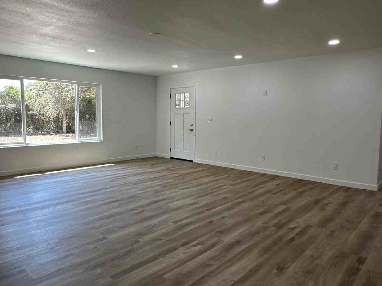 422 Zenon Way - Photo 4 of 31