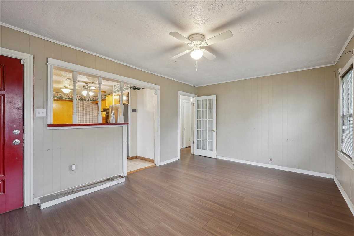2985 Emile St - Photo 2 of 12