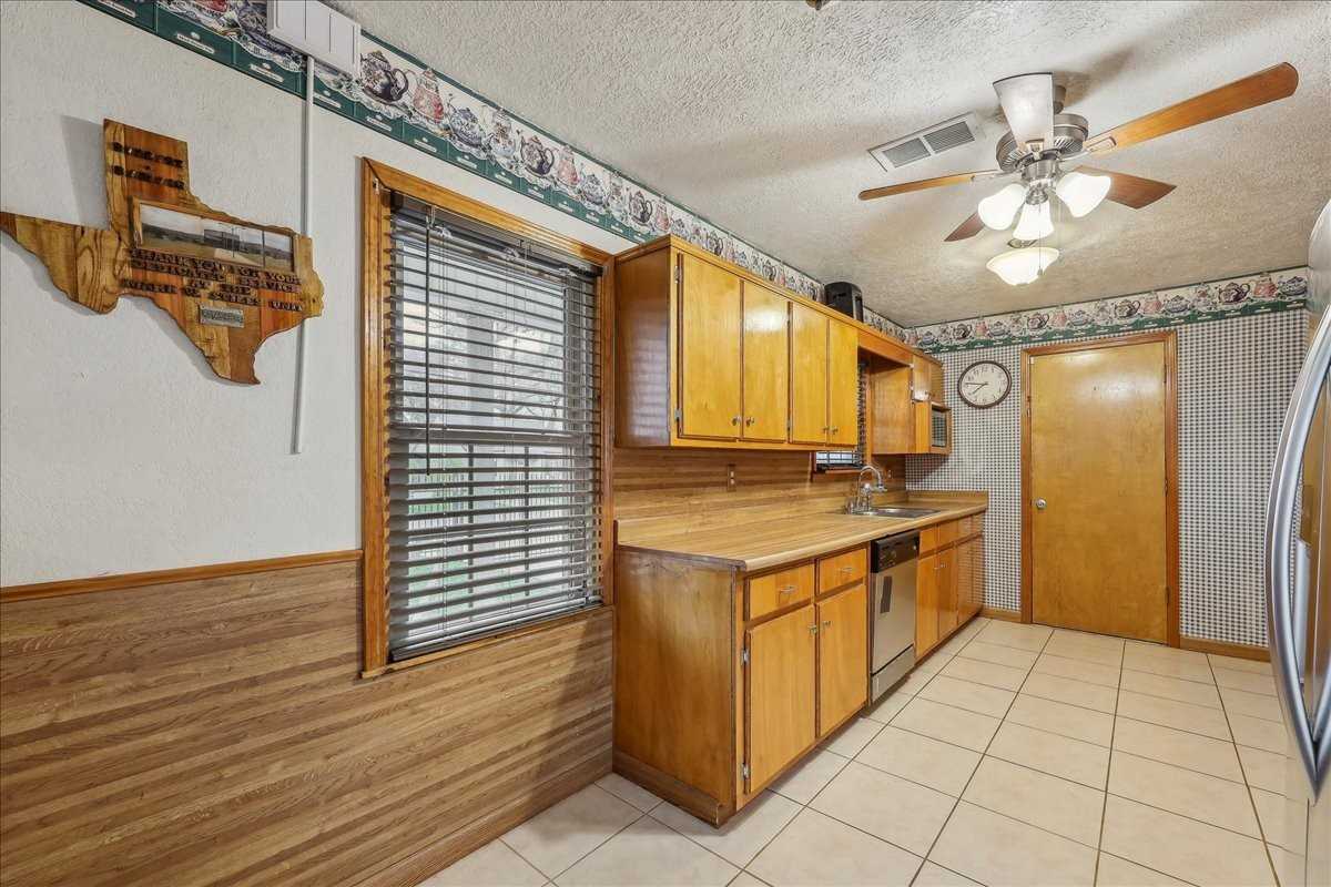 2985 Emile St - Photo 3 of 12