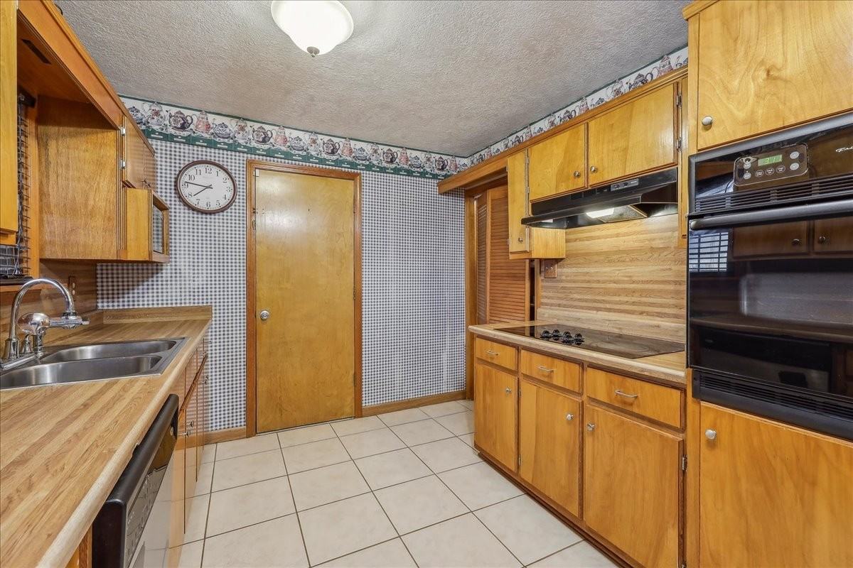 2985 Emile St - Photo 4 of 12