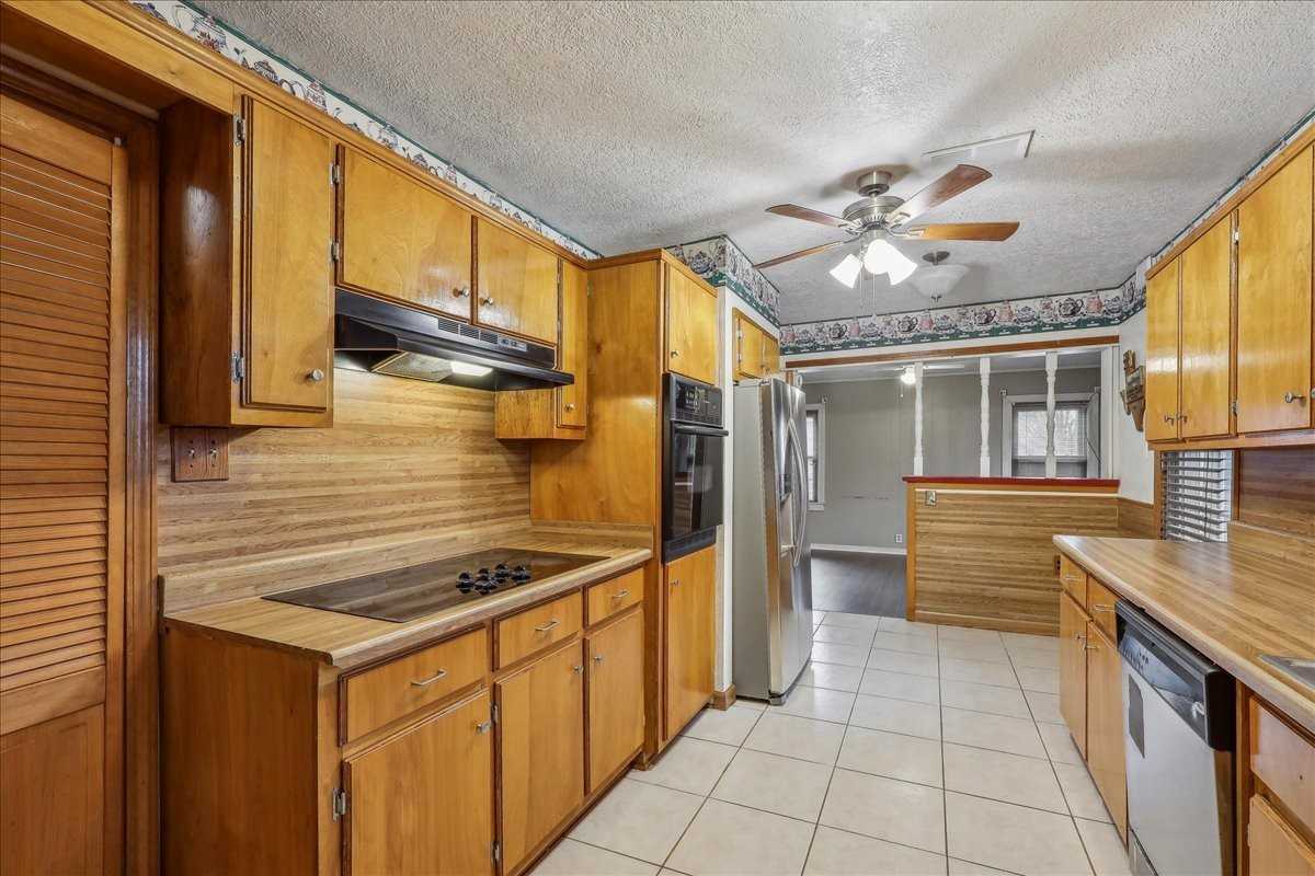 2985 Emile St - Photo 5 of 12