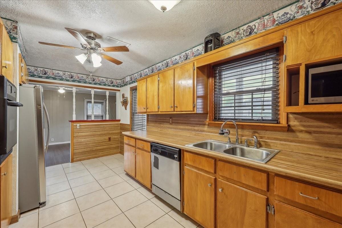 2985 Emile St - Photo 6 of 12