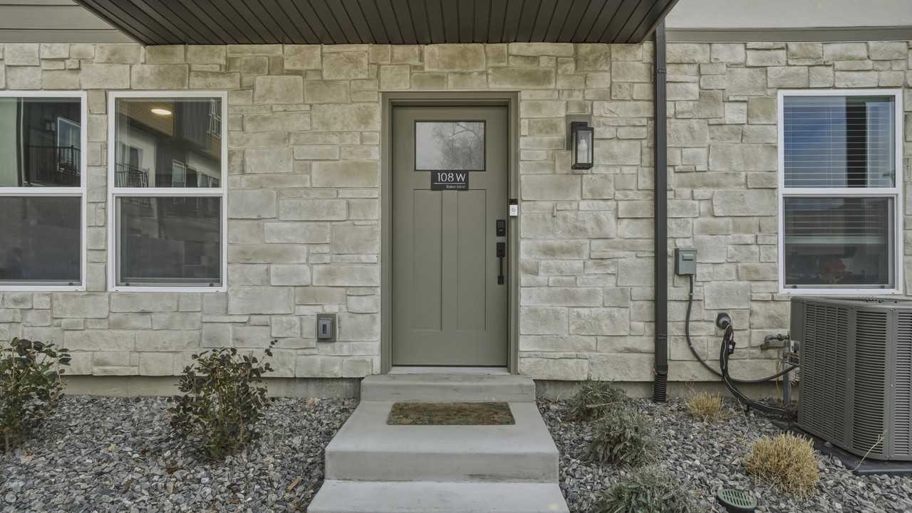 108 W Ryker Ln - Photo 3 of 26