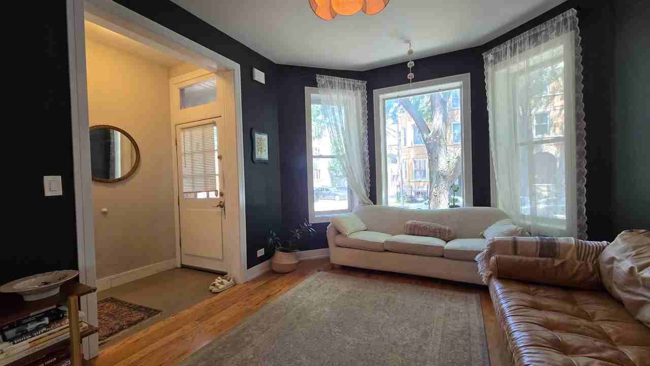 2047 W Walton St #1F - Photo 2 of 19