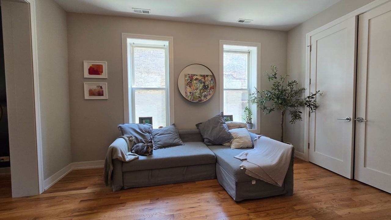 2047 W Walton St #1F - Photo 3 of 19