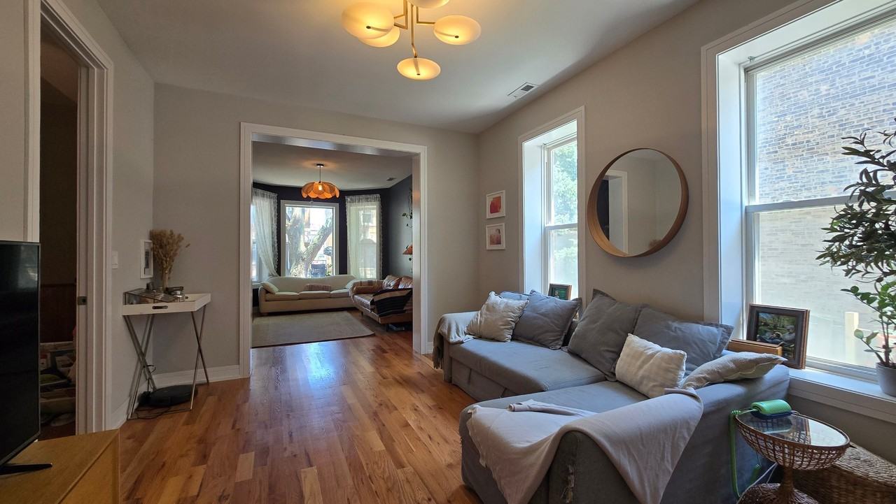 2047 W Walton St #1F - Photo 4 of 19