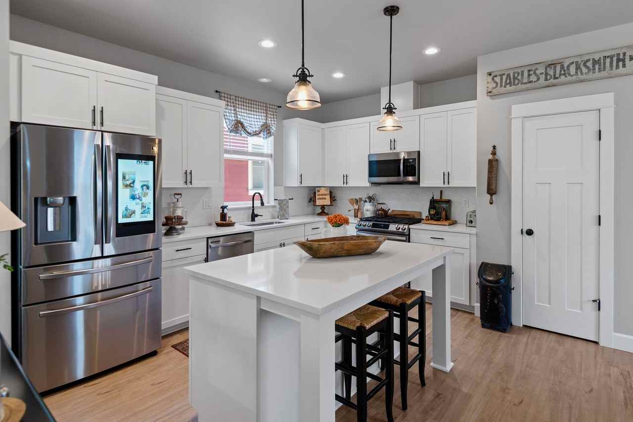 936 E Black Butte Ave - Photo 3 of 19