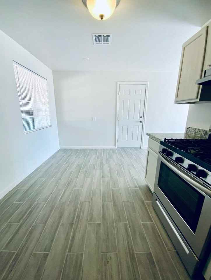 310 N 2nd Pl - Photo 4 of 14