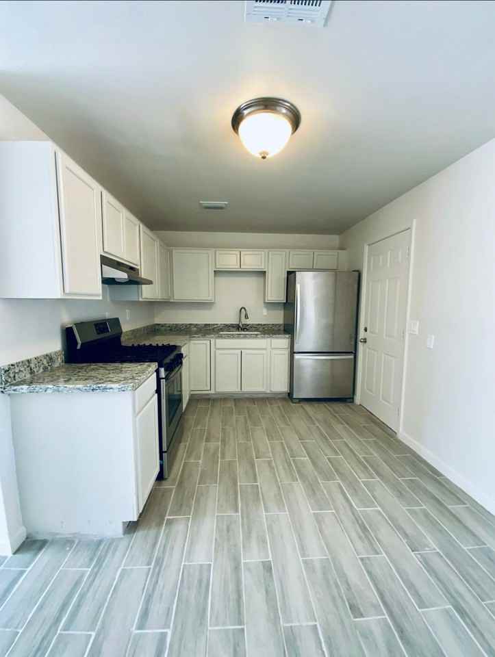 310 N 2nd Pl - Photo 5 of 14