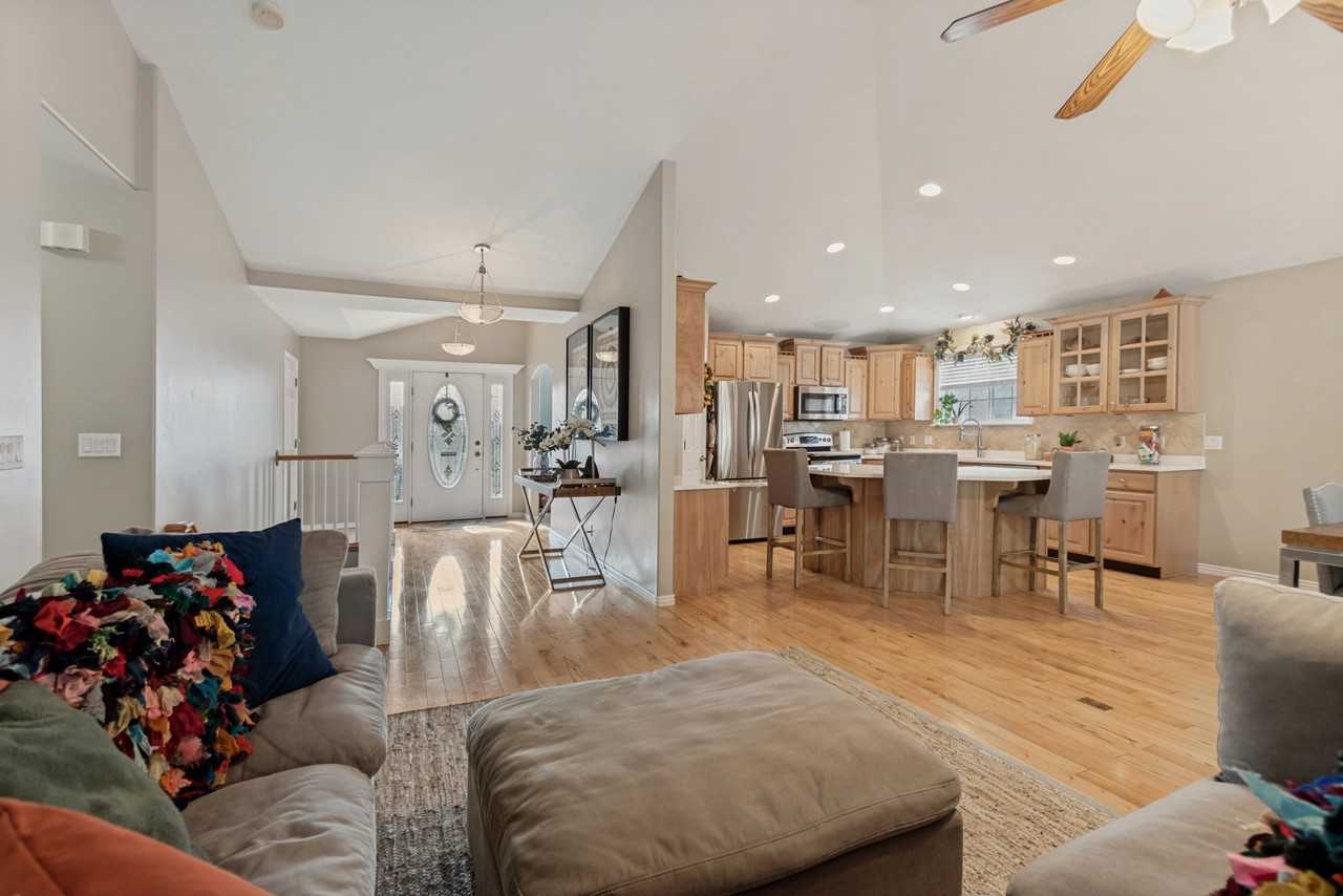 14767 S Brewster Dr - Photo 4 of 11