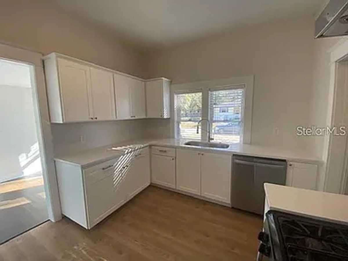 373 E Waldo St - Photo 5 of 19