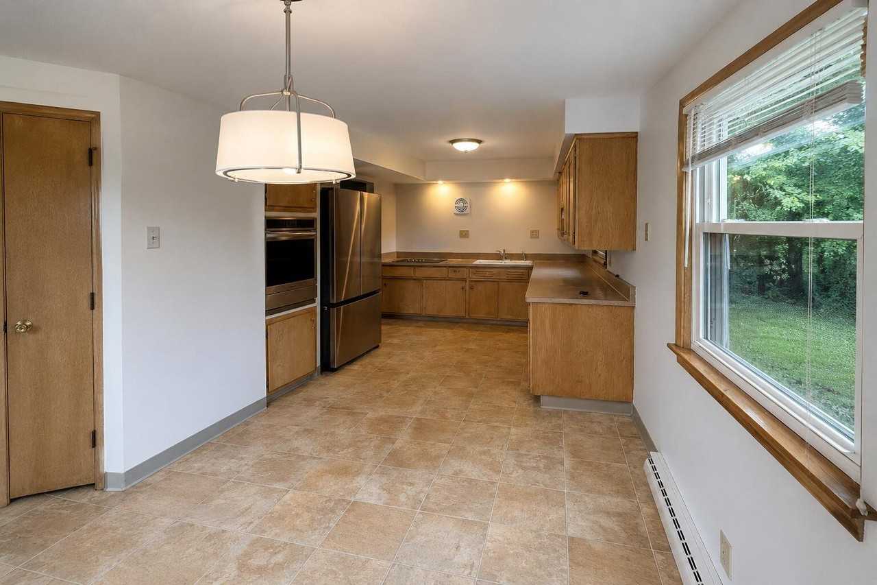 W67N756 Evergreen Blvd - Photo 5 of 8