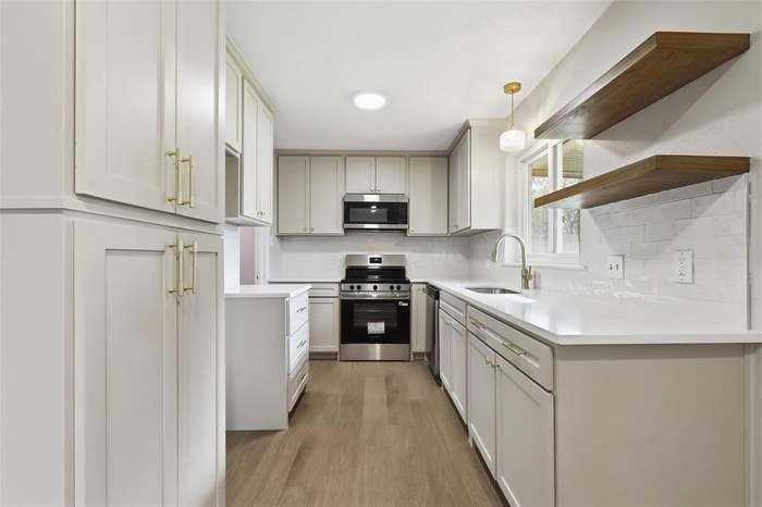 7833 Davenport Ave - Photo 5 of 19