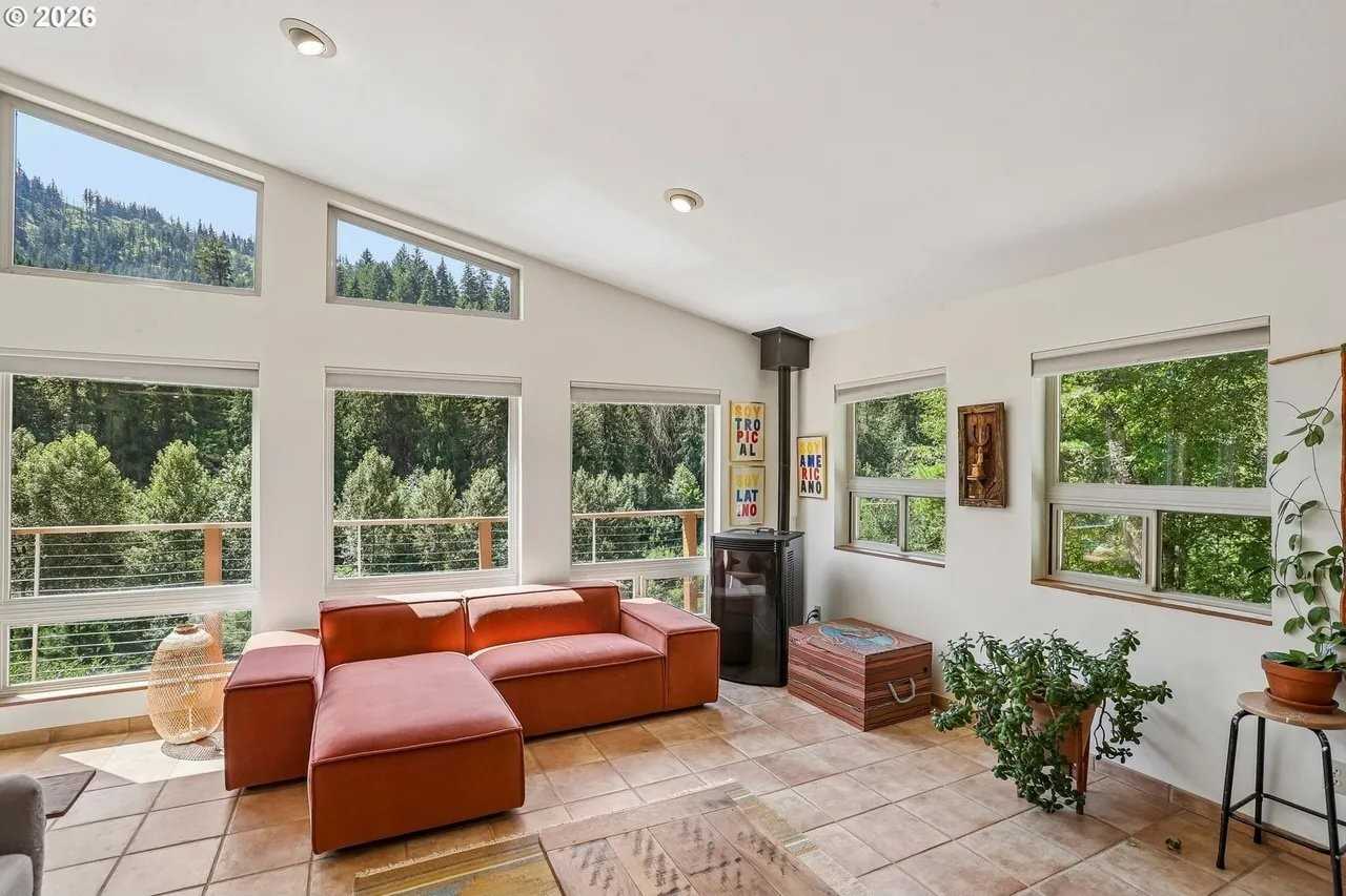 331 Lakeview Rd - Photo 3 of 20