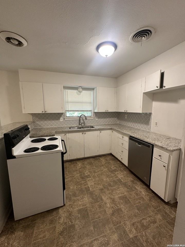 410 Hialeah Ave - Photo 5 of 15
