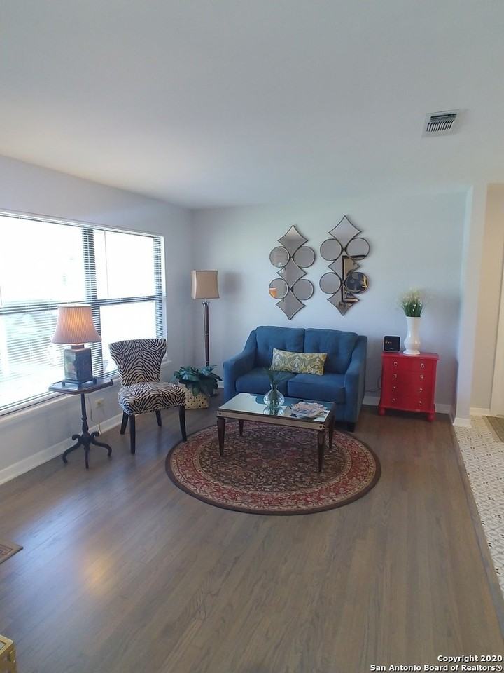 715 Edgebrook Ln - Photo 2 of 13
