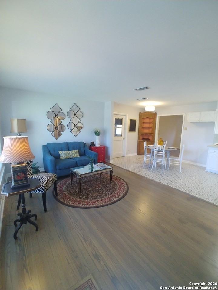 715 Edgebrook Ln - Photo 3 of 13