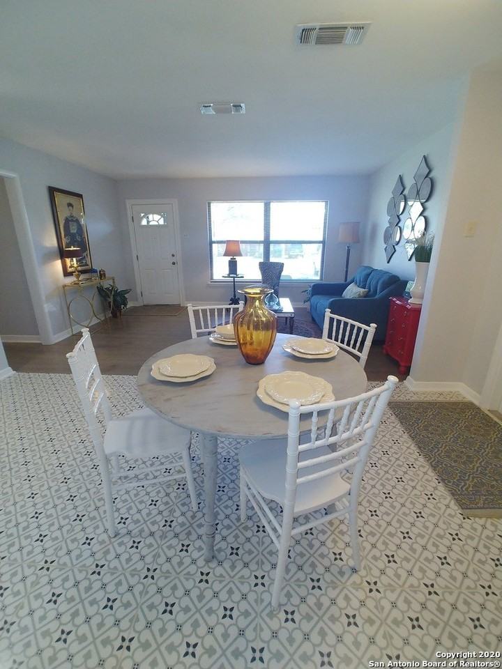 715 Edgebrook Ln - Photo 4 of 13