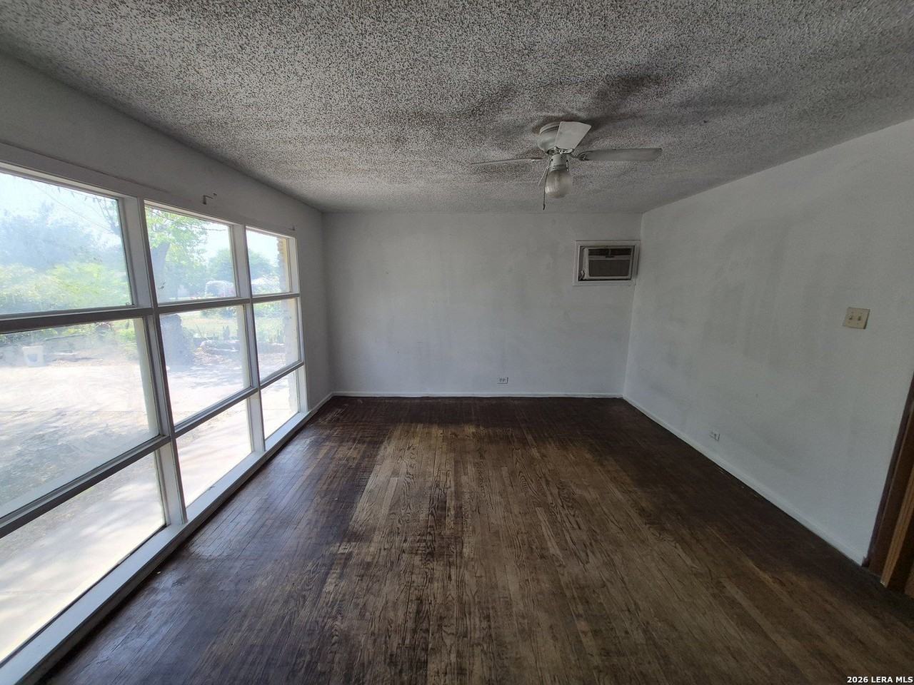 807 Weizmann St - Photo 2 of 23