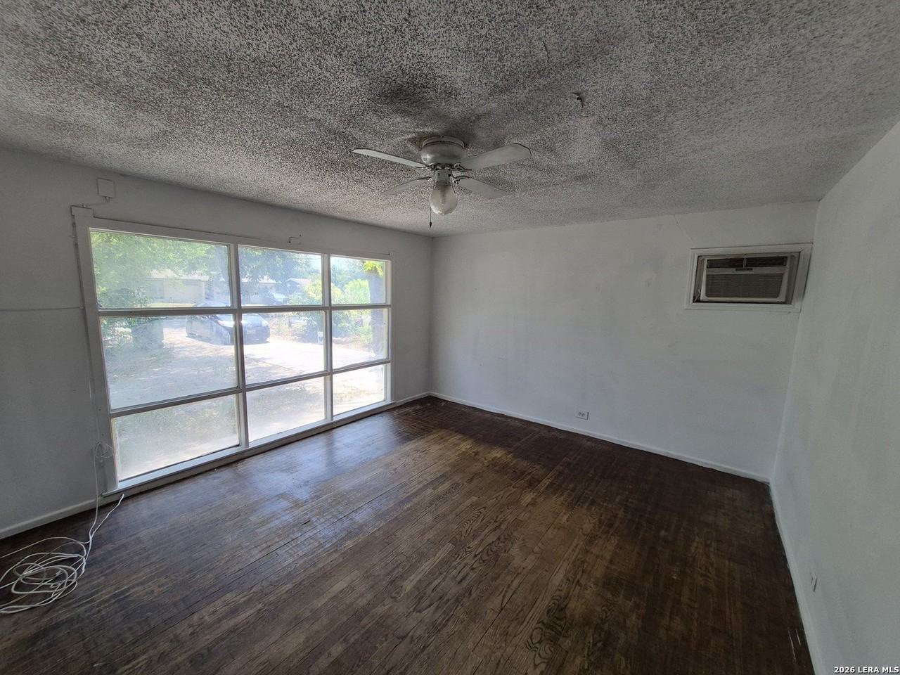 807 Weizmann St - Photo 3 of 23