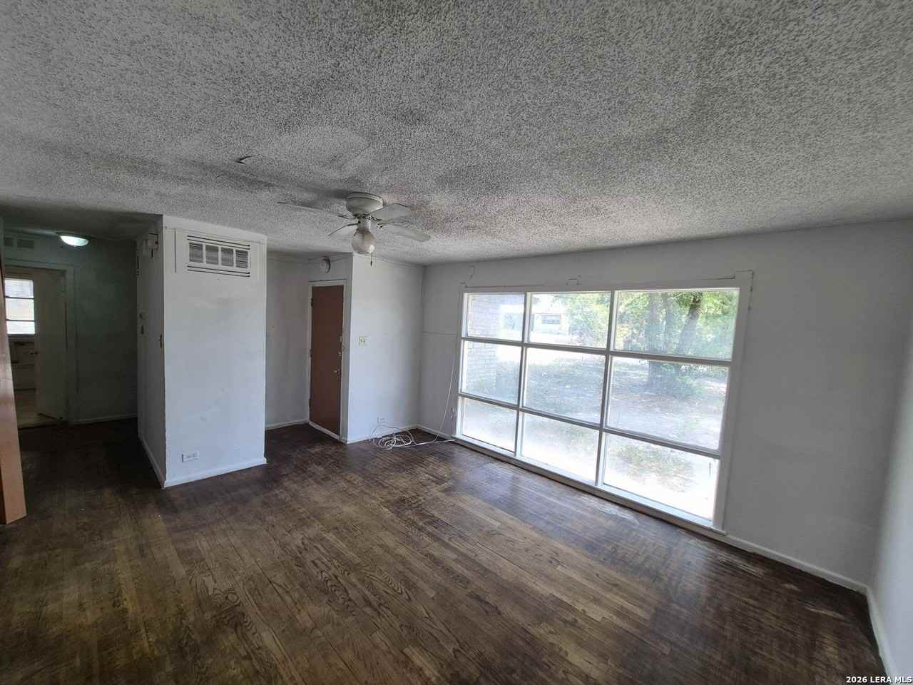 807 Weizmann St - Photo 4 of 23