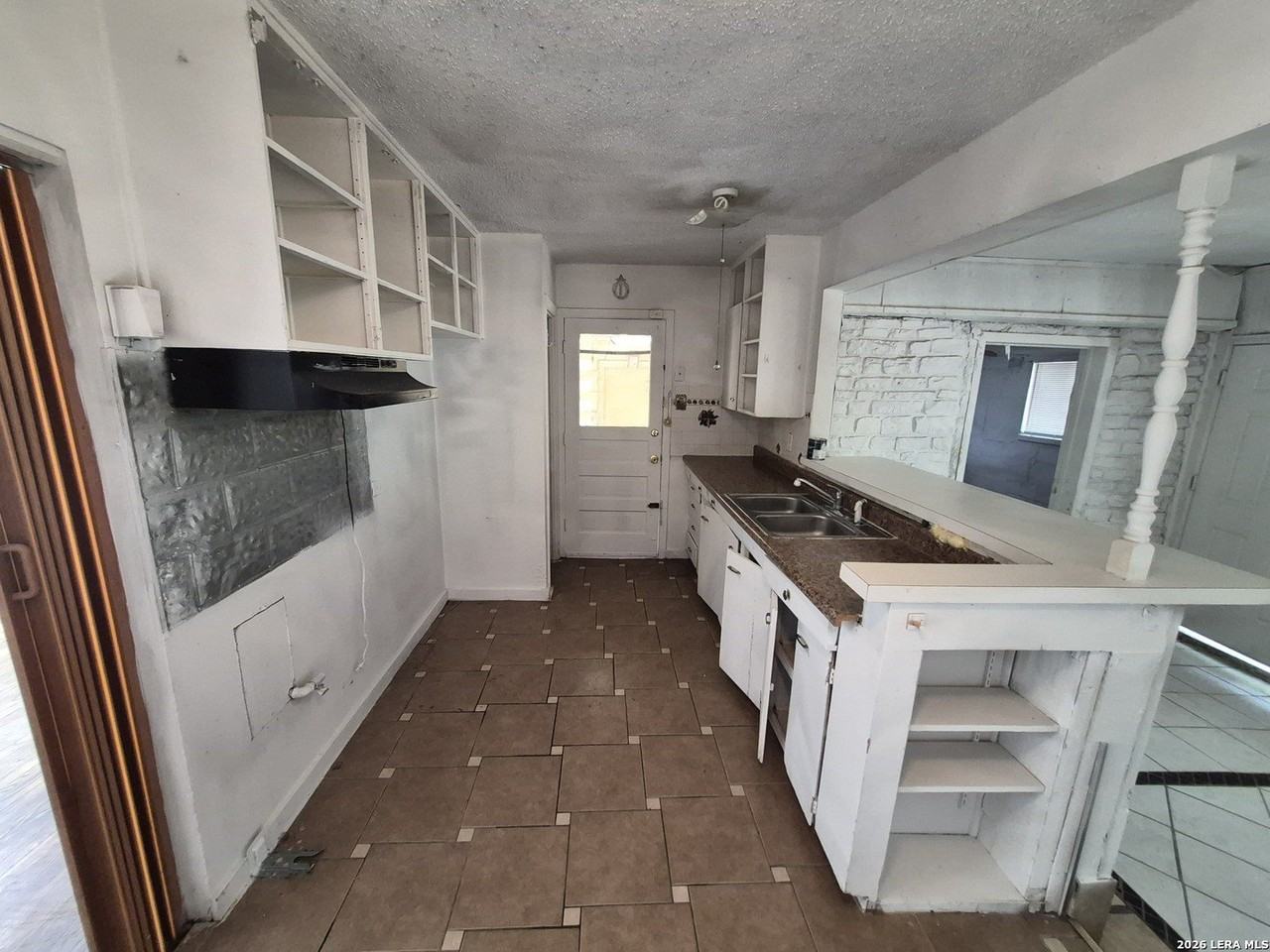 807 Weizmann St - Photo 6 of 23