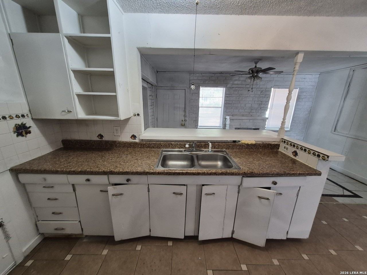 807 Weizmann St - Photo 7 of 23