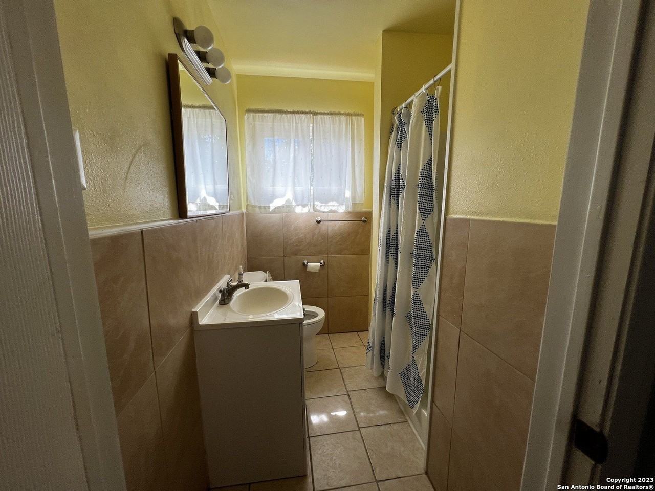 726 John Adams Dr - Photo 6 of 13
