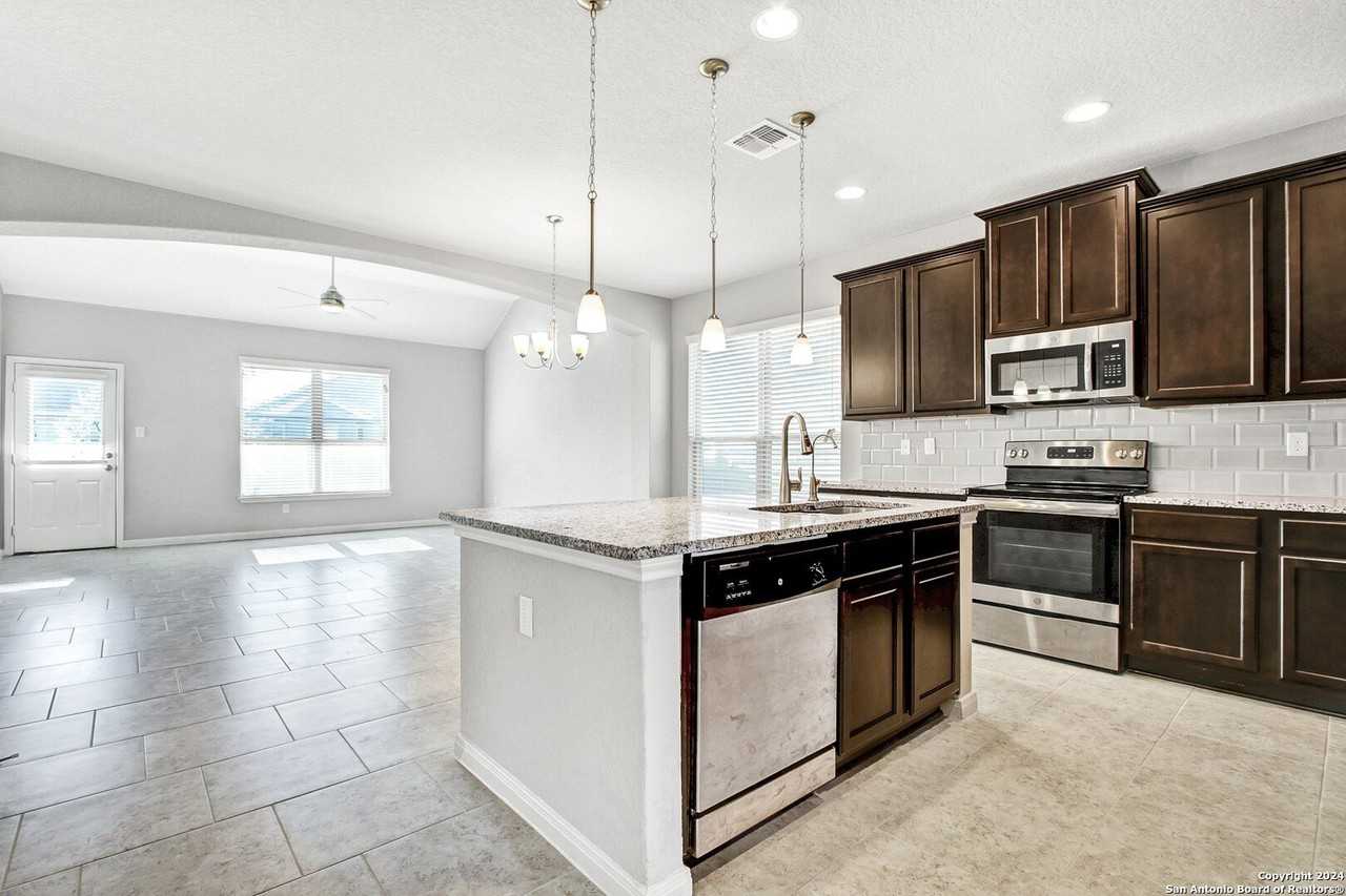 6035 Snorkel Sq - Photo 4 of 26