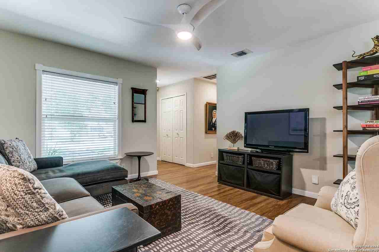 126 Irvington Dr - Photo 4 of 26