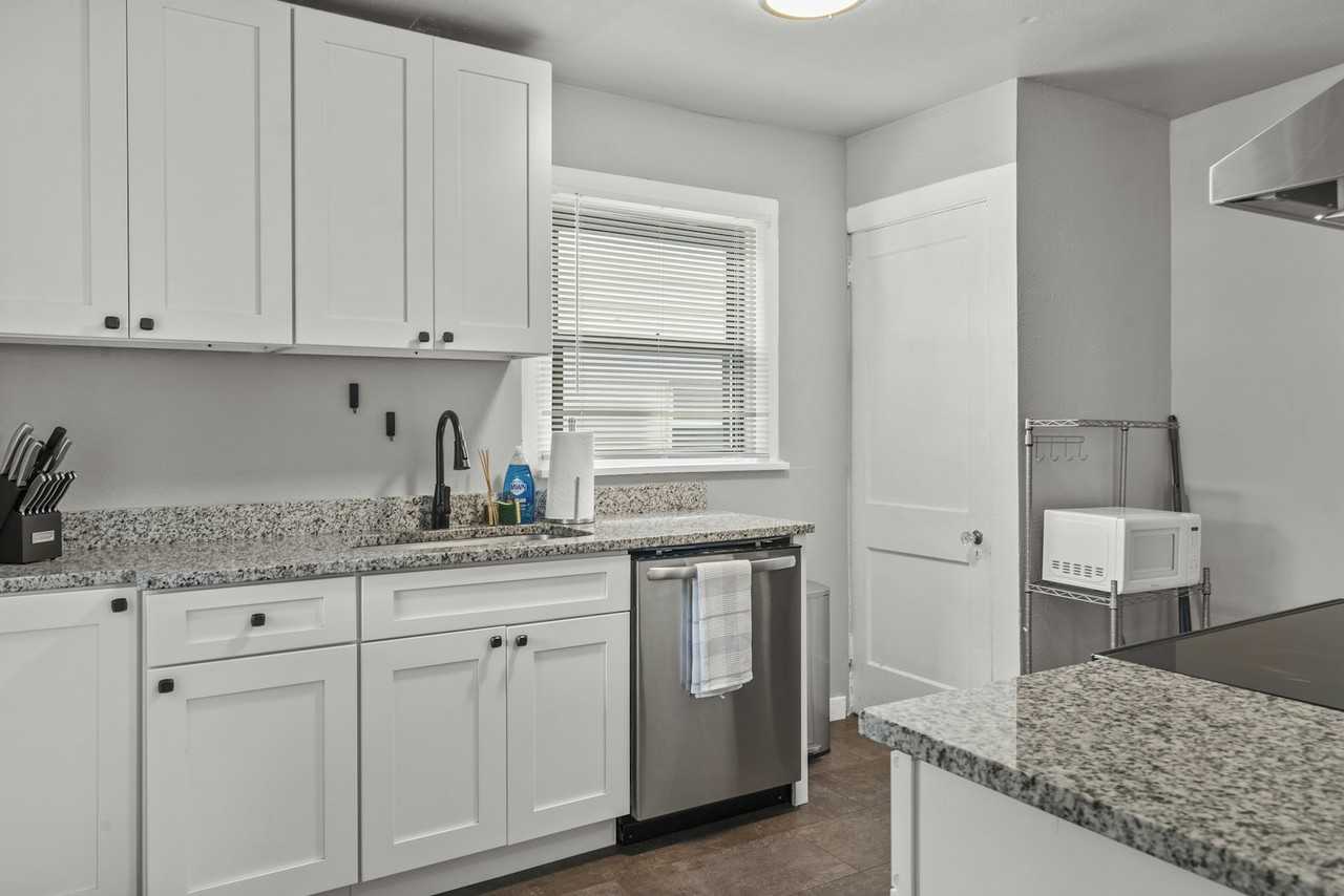 5218 Columbo Street - Photo 7 of 50