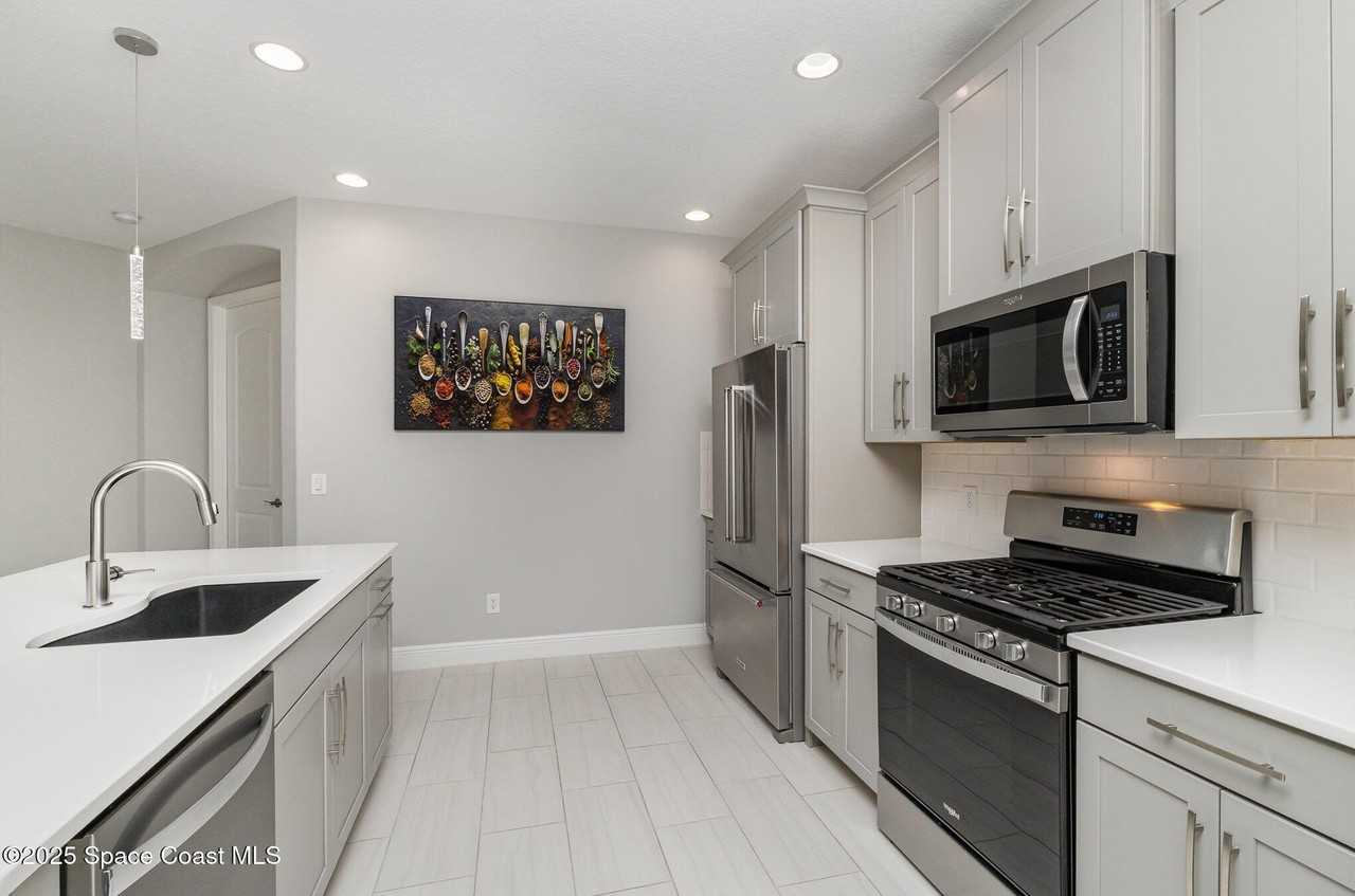 7940 Sedem Pl - Photo 4 of 45