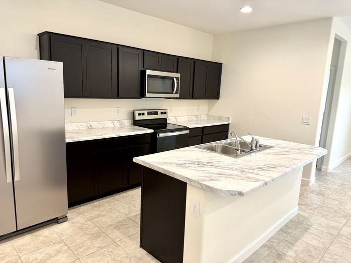 8233 W Clemente Way - Photo 7 of 28