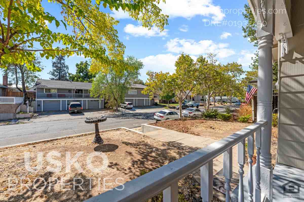 808 Main St - Photo 5 of 49