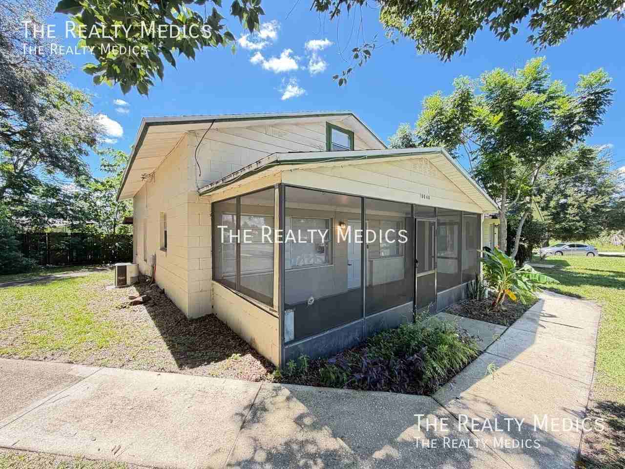 10048 Se Sunset Harbor Rd - Photo 2 of 26